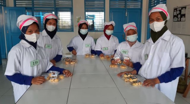 UJI KOMPETENSI PSKK 2021 SKEMA PENGOLAHAN ROTI DI TUK SMK H. MOENADI UNGARAN