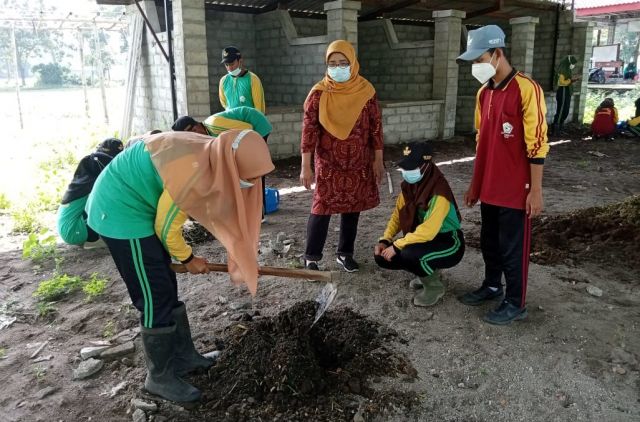UJI KOMPETENSI PSKK 2021 SKEMA PEMBUATAN PUPUK ORGANIK DI TUK SMK PLOSOKLATEN