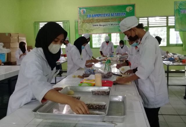UJI KOMPETENSI PSKK 2021 SKEMA PENGOLAHAN ROTI DI TUK SMKN 1 MALANG