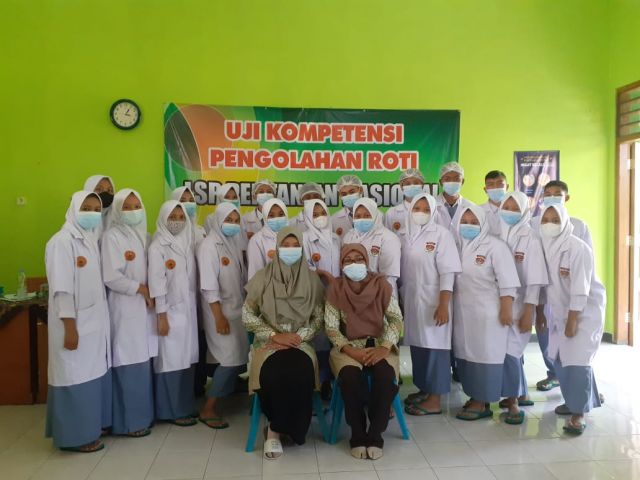 UJI KOMPETENSI PSKK 2021 SKEMA PENGOLAHAN ROTI DI TUK SMKN 1 MEJAYAN