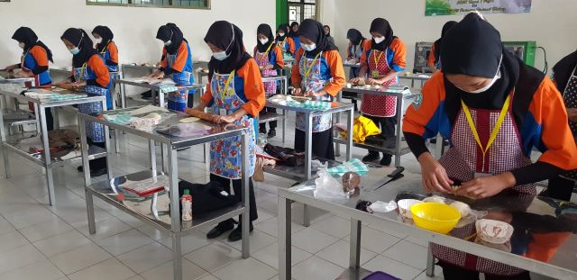 UJI KOMPETENSI PSKK 2021 SKEMA PENGOLAHAN ROTI DI TUK SMKN 1 PUJON