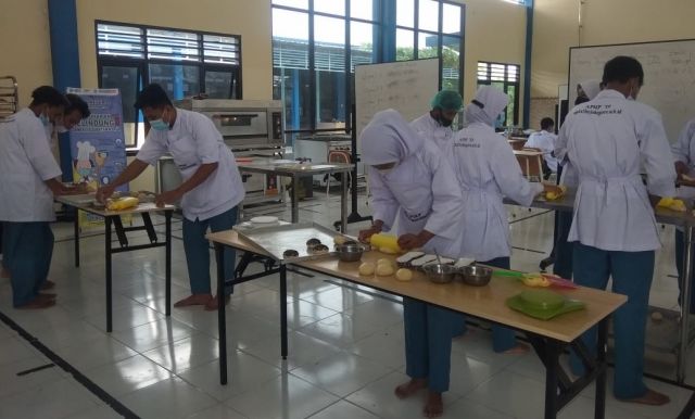 UJI KOMPETENSI PSKK 2021 SKEMA PENGOLAHAN ROTI DI TUK SMKN 5 BOJONEGORO