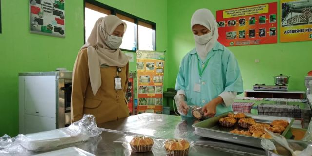 UJI COBA PERANGKAT ASESMEN 2021 SEKTOR PENGOLAHAN HASIL PERTANIAN SKEMA PEMBUAT ROTI TUK SMK NEGERI 2 BATU