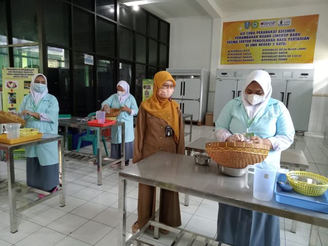 UJI COBA PERANGKAT ASESMEN 2021 SEKTOR PENGOLAHAN HASIL PERTANIAN SKEMA PEMBUAT TEMPE TUK SMK NEGERI 2 BATU